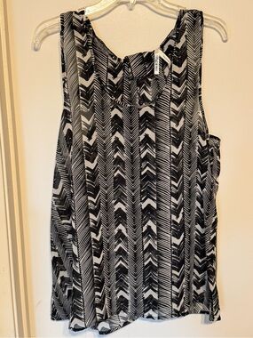 Live 4 Truth Black & White Chevron-Stripe Sleeveless Camisole